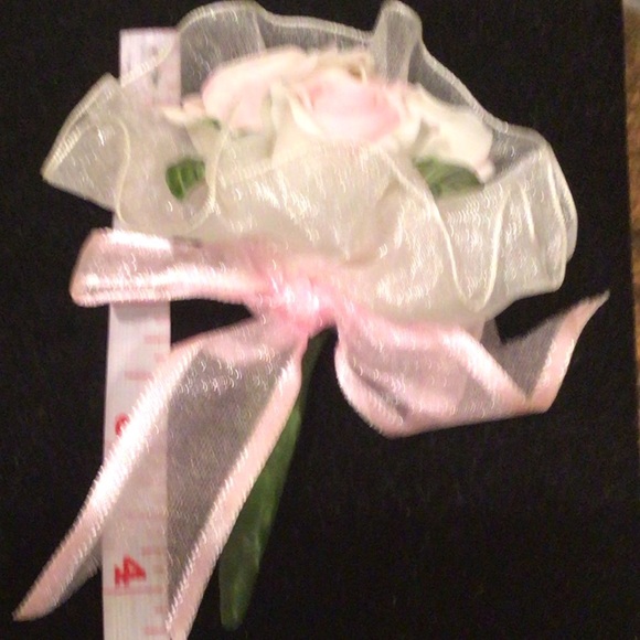 🎁💕⬇️Price Drop⬇️NWOT Miniature pink/white boutique of roses🌹 - Picture 5 of 5